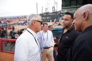 Comisionado MLB resalta apoyo del presidente Abinader para avances de la liga en RD