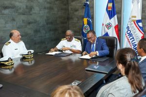 departamento-aeroportuario-y-armada-acuerdan-apoyo-en-situaciones-de-riesgo