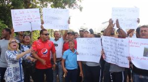 Comunitarios de Mata Santiago protestan para exigir construcción de carretera en Bayaguana