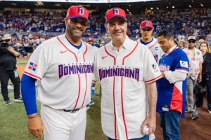 Abinader asiste al debut de RD en el Clásico y lanza primera bola