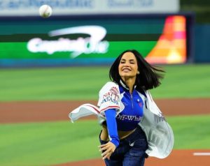 natti-natasha-lanza-la-primera-bola-del-duelo-republica-dominicana-israel-en-el-clasico-mundial
