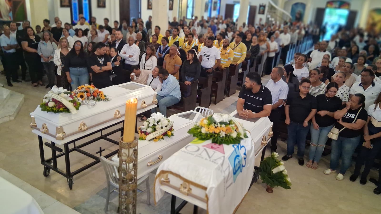 En medio de dolor, despiden en Cotuí a familia que murió en trágico accidente