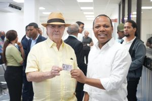 Hipólito Mejía renueva licencia de conducir y motiva a la ciudadanía a actualizar la suya