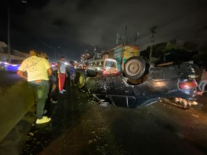 Vehículo se vuelca en elevado de la Máximo Gómez; conductor resulta con heridas leves