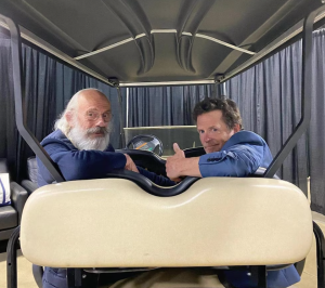Michael J. Fox y Christopher Lloyd celebran su amistad a 40 años de “Volver al futuro”