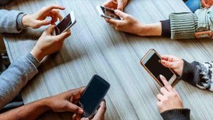 Expertos alertan sobre impacto de redes sociales en la salud mental de menores