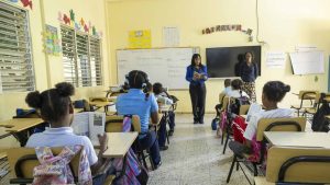 Maestros incluidos en la nueva limitación de uso de celulares en colegios