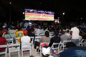 Cientos de fanáticos vibran en el Malecón por el Clásico Mundial