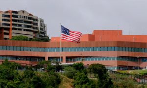 La bandera de EE.UU. vuelve a ondear en Venezuela tras siete años