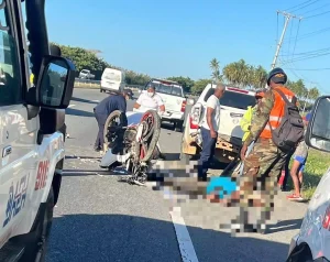 Dos personas mueren en accidente entre motocicleta y camioneta en la autovía del Este