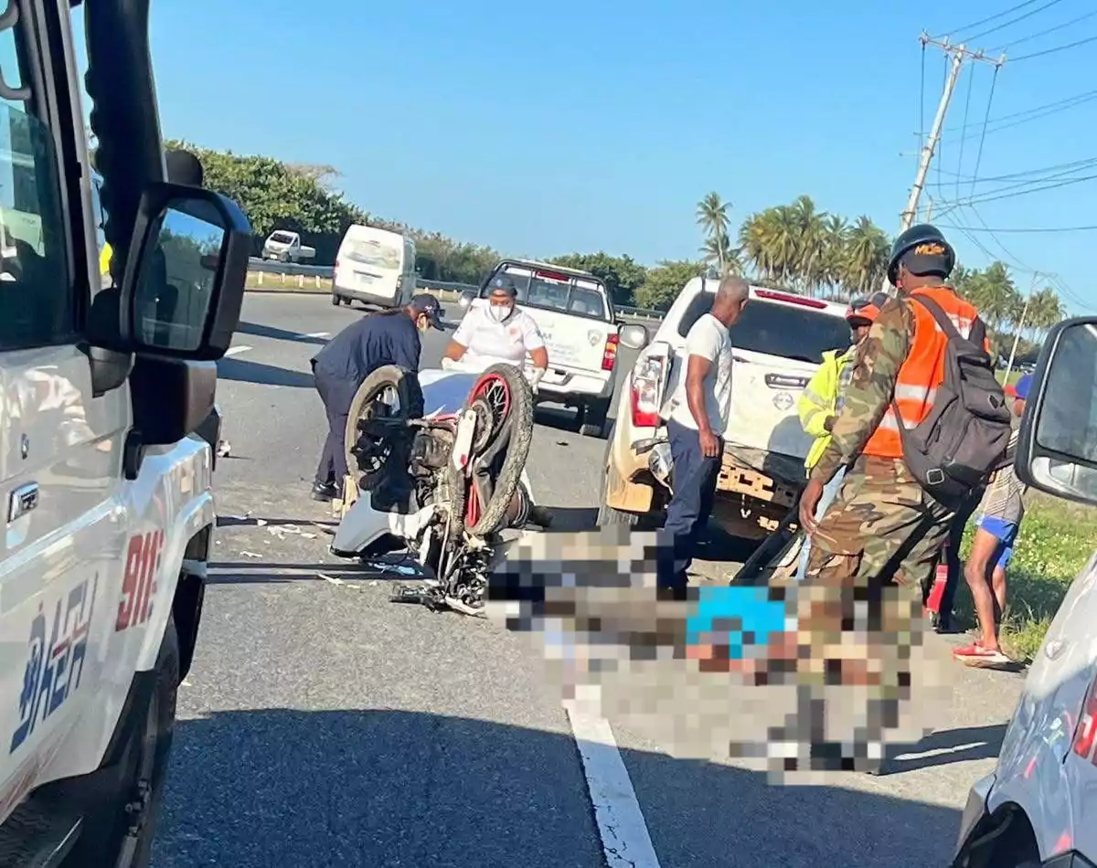 Dos personas mueren en accidente entre motocicleta y camioneta en la autovía del Este