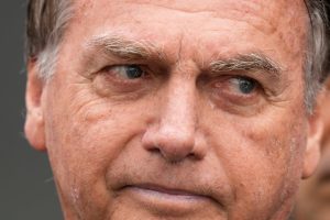 Mejora función renal del expresidente brasileño Jair Bolsonaro; sigue en cuidados intensivos