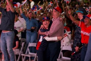 Abinader acude al Malecón para presenciar juego entre RD y EE.UU. junto a los capitaleños