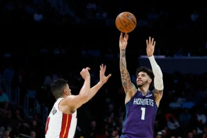 Todos los resultados NBA: LaMelo guía paliza de Hornets sobre Heat