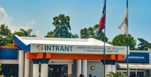 Denuncian como ilegal restricción del INTRANT a conductores mayores de 65 años