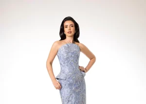 Karina Alarcón deslumbra en Premio Soberano con una propuesta etérea en azul cerúleo