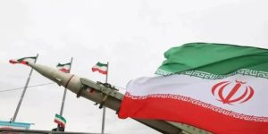 Irán lanza misiles contra la Quinta Flota de EE.UU. y objetivos energéticos israelíes