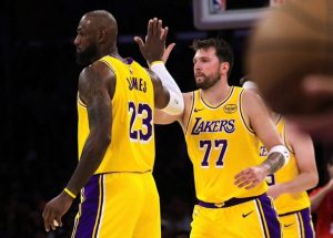 Luka Doncic y LeBron James montan show triunfo Lakers
