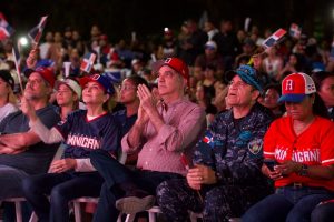Abinader comparte con fanáticos en el Malecón durante semifinal RD–EE. UU. del Clásico Mundial