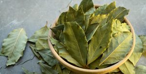 Laurel y agua tibia: el remedio casero para aliviar el cansancio de los pies