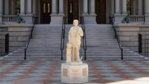 Trump instala una estatua de Cristóbal Colón en la Casa Blanca