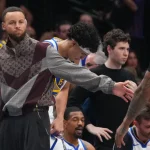 Stephen Curry jugará el play-in si su rodilla lo permite, dice Steve Kerr