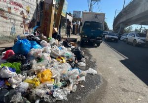 Vertederos improvisados se apoderan de las aceras de Santo Domingo Norte ¿Qué esta pasando?