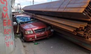 ¡Impactante! Sobrevive tras patana destruir su vehículo