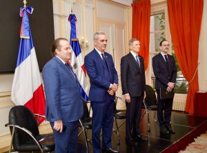 Presidente Abinader comparte con dominicanos en París