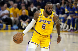 LeBron James impone récord histórico de partidos jugados en la NBA