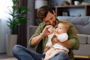 Aprueban ampliar licencia de paternidad a siete días, sumando cuatro más a lo vigente en RD