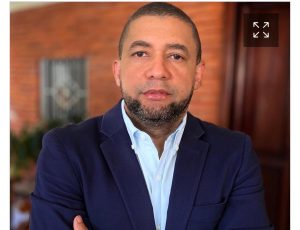 Imponen fianza de un millón a comunicador por difamación