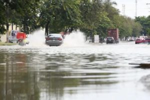 Aguaceros provocan inundaciones en calles de la capital; 11 provincias y el DN en alerta