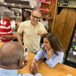 Embajadora de EE. UU. cambia agenda por música y coro en colmado dominicano