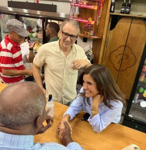 Embajadora de EE. UU. cambia agenda por música y coro en colmado dominicano