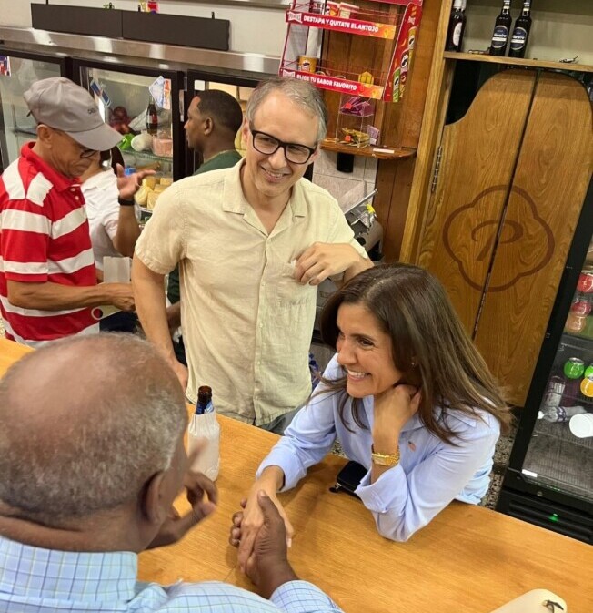 Embajadora de EE. UU. cambia agenda por música y coro en colmado dominicano