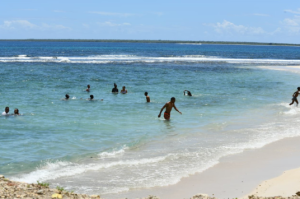 Bañistas desafían lluvias y visitan playas de La Romana