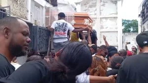 Sepultan a joven fallecida tras procedimiento estético clínica en Santiago