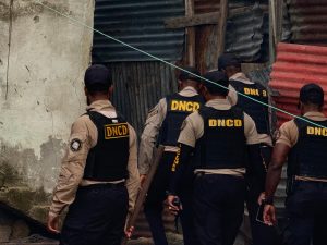 Arrestan a “Cacon” y “El Lindo” por presunto control del microtráfico en Boca Chica