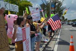 Decenas de arrestos en varias ciudades de EE.UU. durante protestas contra Trump