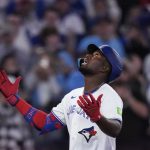 Jesús Sánchez se coloca por primera vez la chaqueta azul de poder de Toronto