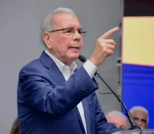 Danilo Medina acusa al Gobierno de despilfarro en programas sociales