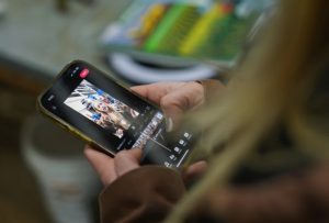 Tener una conversación: la clave para guiar a tu hijo en el uso de redes sociales