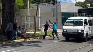 ¡Violencia! Choferes se enfrentan a golpes en plena vía y provocan tapón vehícular