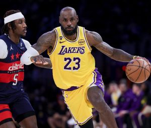LeBron James impulsa triunfo de Lakers con un triple-doble