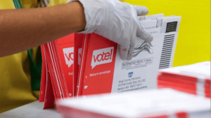 Demandan al gobierno de Trump por restricciones al voto por correo