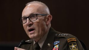 secretario-de-defensa-de-ee uu.-logra-la-renuncia-del-jefe-del-ejercito-de-tierra