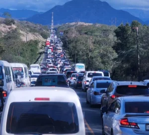 reportan-congestionamiento-en-circulacion-bani-pese-a-medidas-de-transito-por-semana-santa