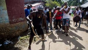 pese-a-prohibicion,-grupo-de-haitianos-realizo-gaga-con-machetes-en-plena-semana-santa