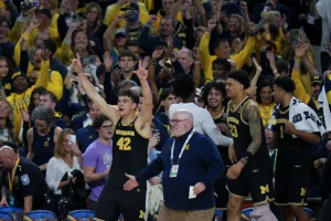 Michigan doblega 91-73 a Arizona y enfrentará a UConn por el título colegial
